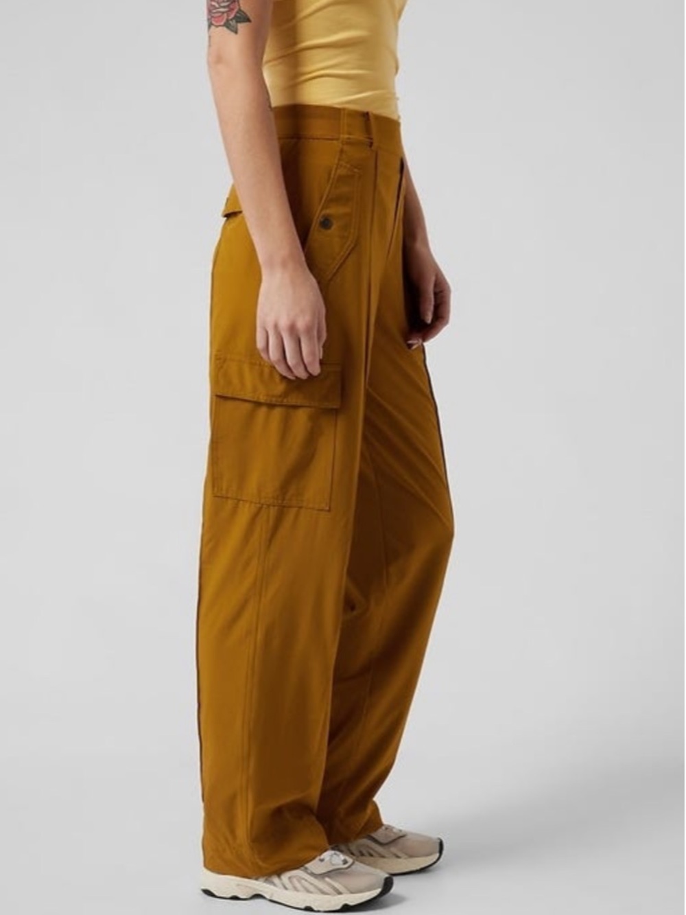 Athleta Vienna Pull On 90s Y2K style Cargo Active Pants Size 4 Brass Yellow